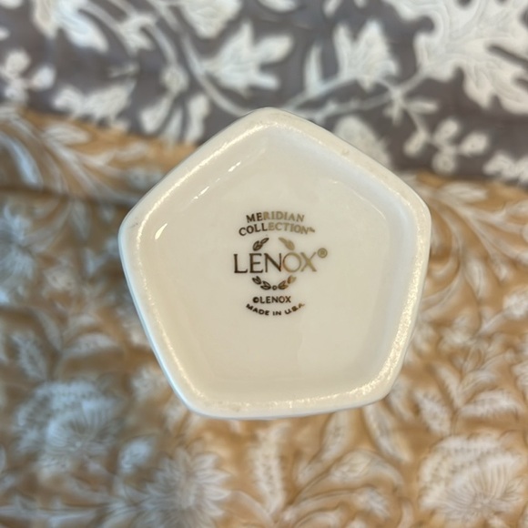 Vintage Ivory Lenox Meridian Collection Vase Scalloped Gold Trim Rigged - Picture 3 of 7